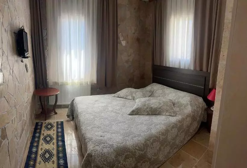Hotel Aurora Cave