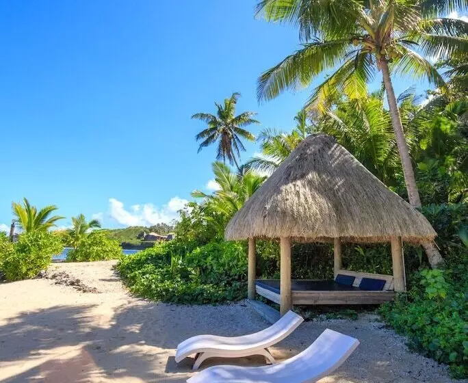 Hotelli Savasi Island Resort