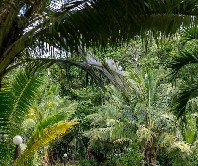Hotelli Savasi Island Resort
