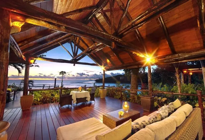 Hotelli Savasi Island Resort