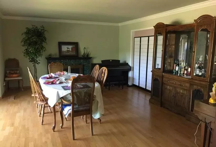 تختخواب و صبحانه Saratoga House   Cars Available