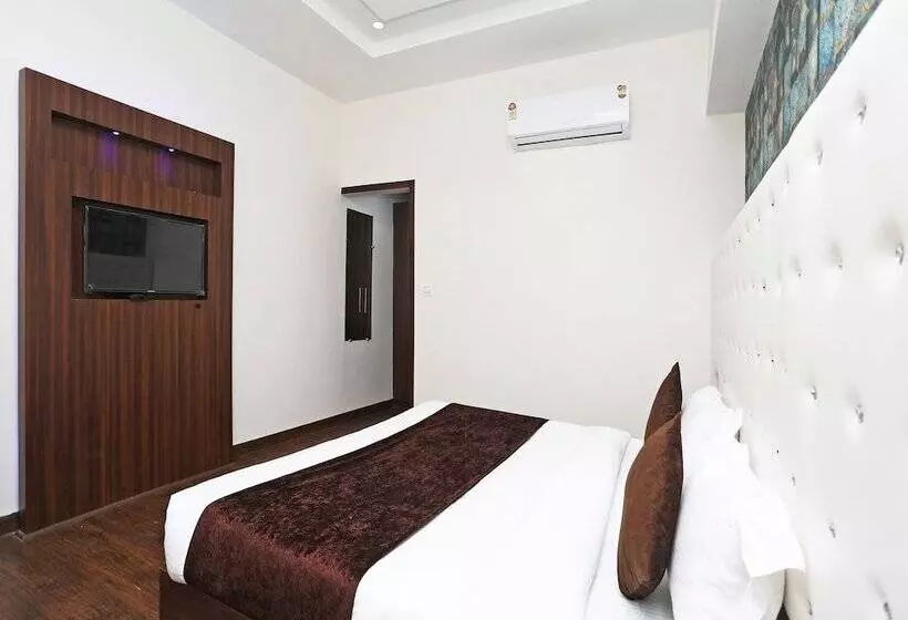 Hotel Capital O 2616  Golden Sand