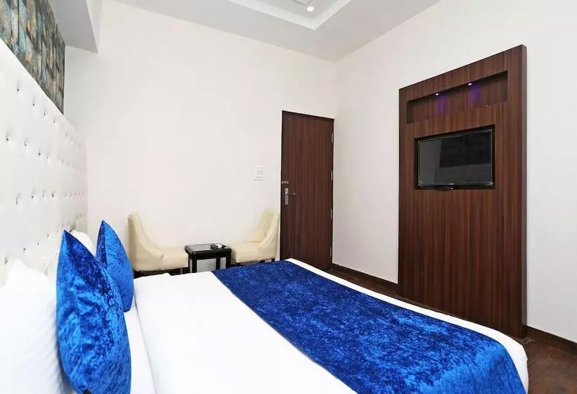 Hotel Capital O 2616  Golden Sand