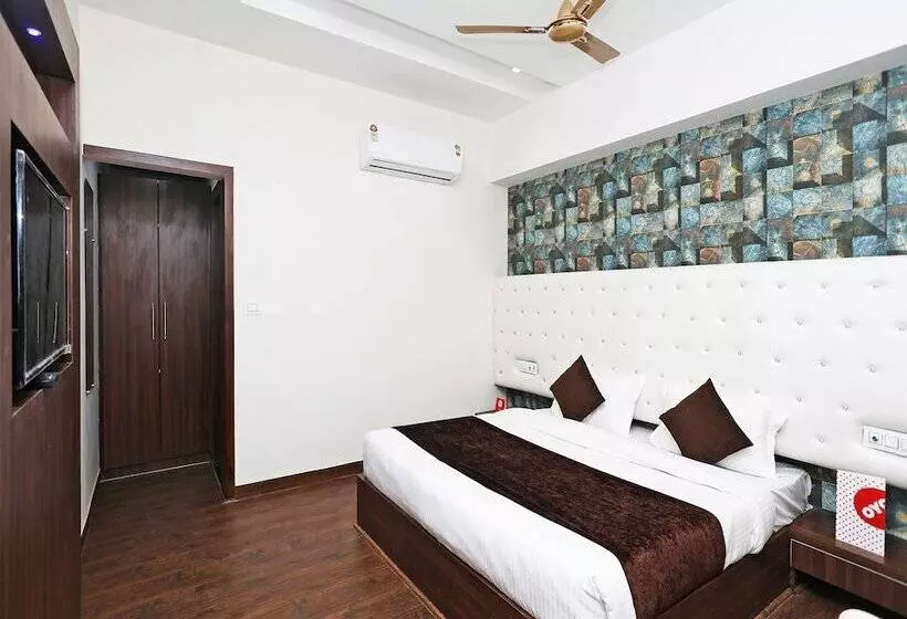 Hotel Capital O 2616  Golden Sand