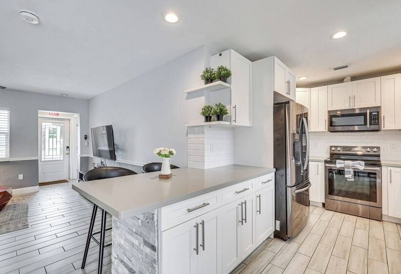 Hollywood Vacation Home W/ Patio & Gas Grill!