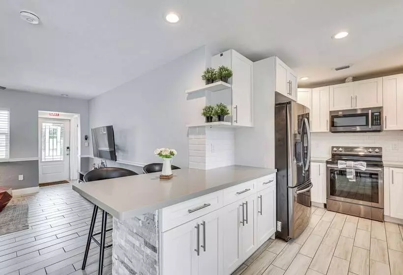 Hollywood Vacation Home W/ Patio & Gas Grill!