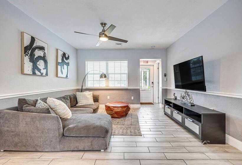 Hollywood Vacation Home W/ Patio & Gas Grill!