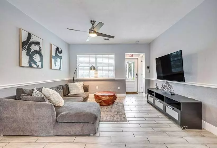 Hollywood Vacation Home W/ Patio & Gas Grill!