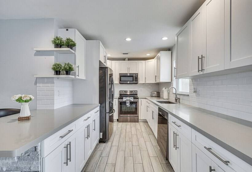 Hollywood Vacation Home W/ Patio & Gas Grill!