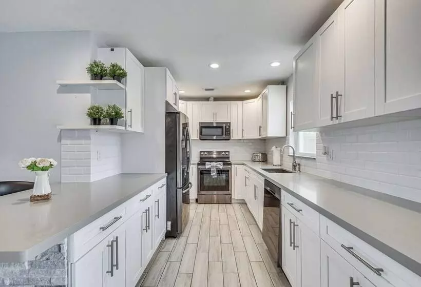 Hollywood Vacation Home W/ Patio & Gas Grill!