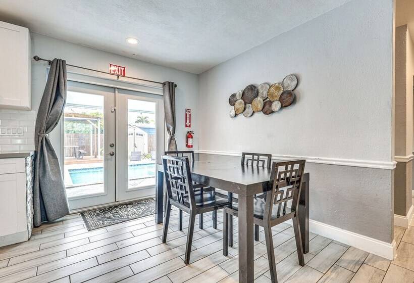 Hollywood Vacation Home W/ Patio & Gas Grill!