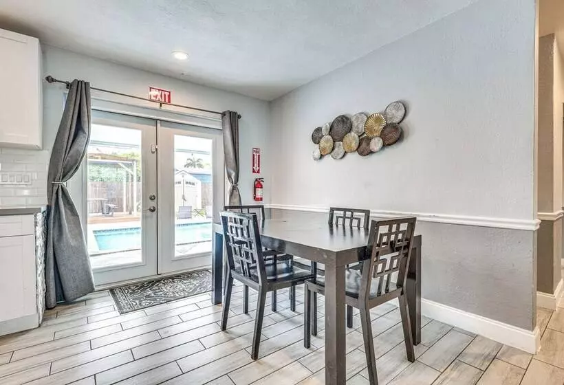 Hollywood Vacation Home W/ Patio & Gas Grill!