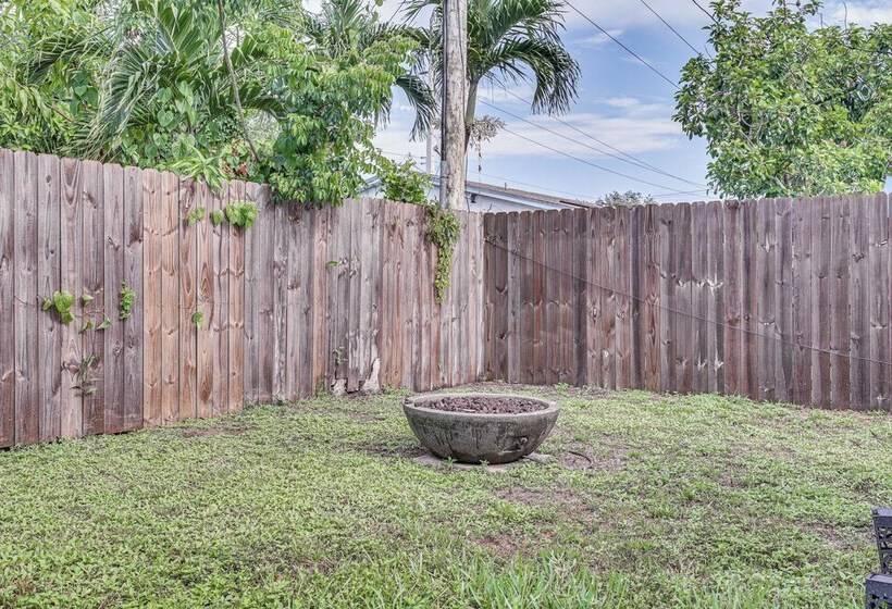 Hollywood Vacation Home W/ Patio & Gas Grill!