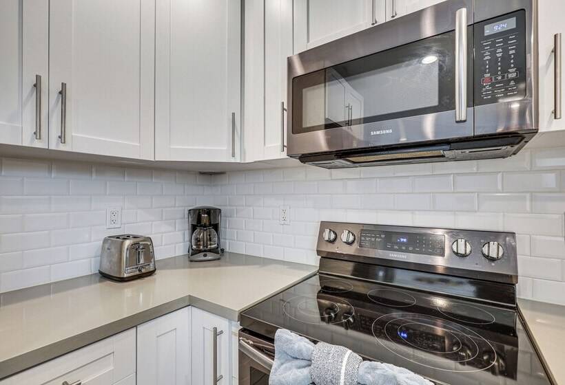 Hollywood Vacation Home W/ Patio & Gas Grill!