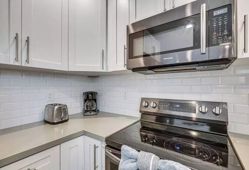 Hollywood Vacation Home W/ Patio & Gas Grill!