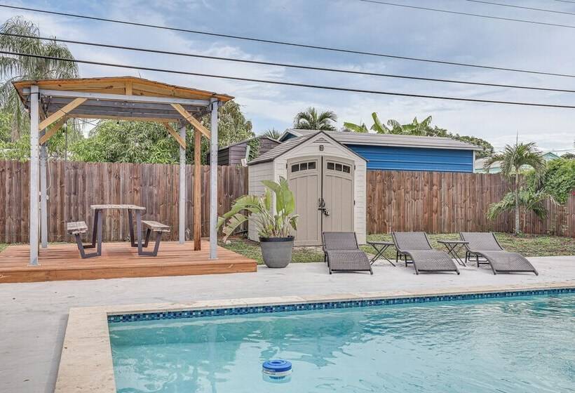 Hollywood Vacation Home W/ Patio & Gas Grill!