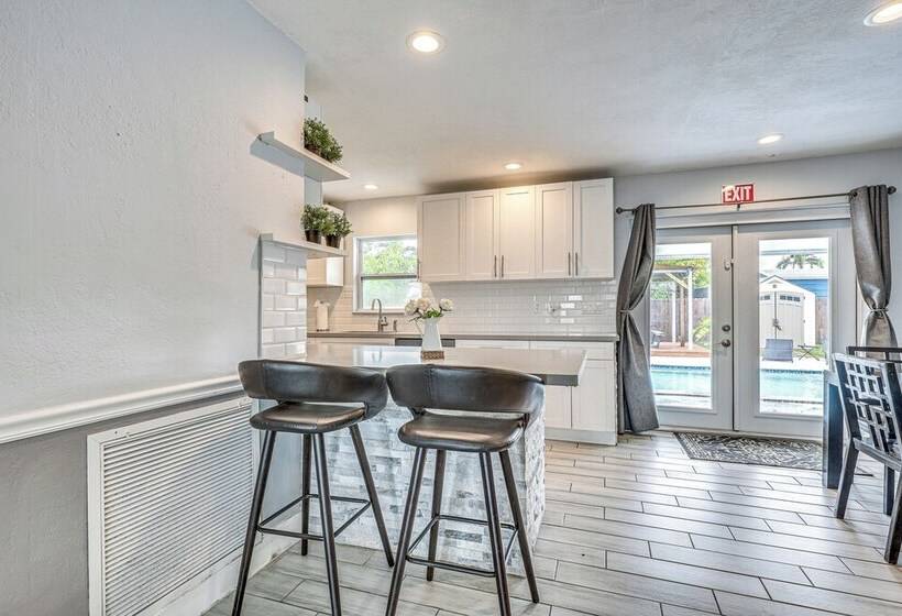 Hollywood Vacation Home W/ Patio & Gas Grill!