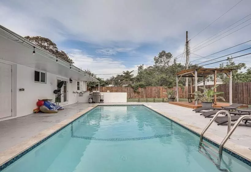 Hollywood Vacation Home W/ Patio & Gas Grill!