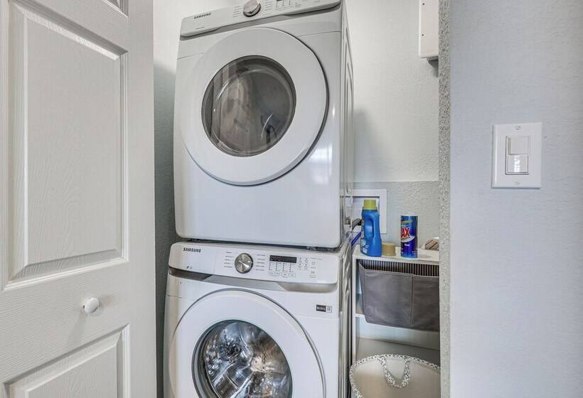 Hollywood Vacation Home W/ Patio & Gas Grill!