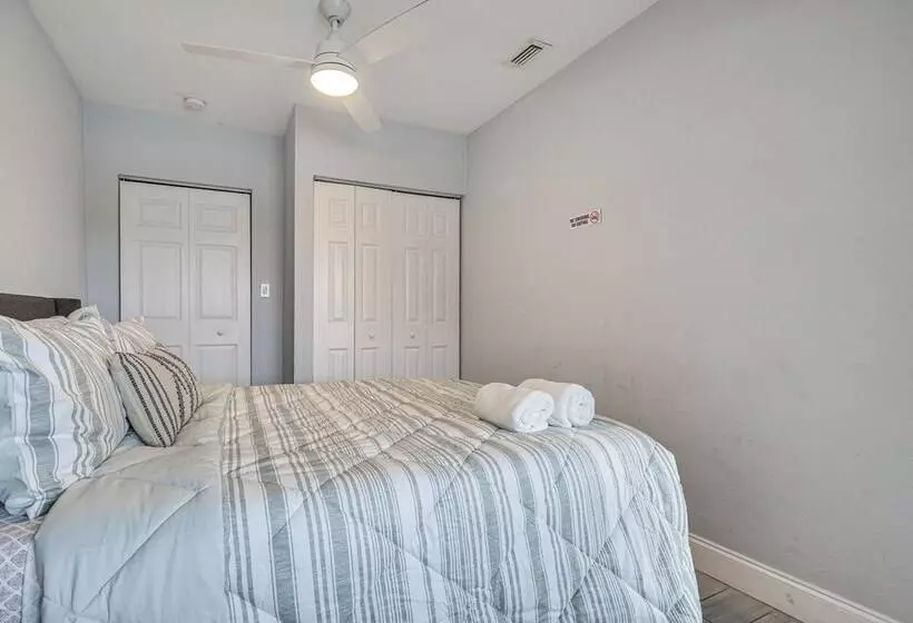 Hollywood Vacation Home W/ Patio & Gas Grill!