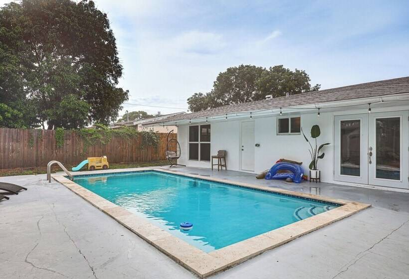 Hollywood Vacation Home W/ Patio & Gas Grill!