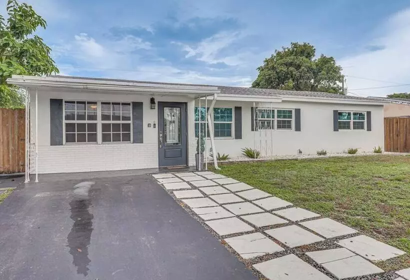 Hollywood Vacation Home W/ Patio & Gas Grill!