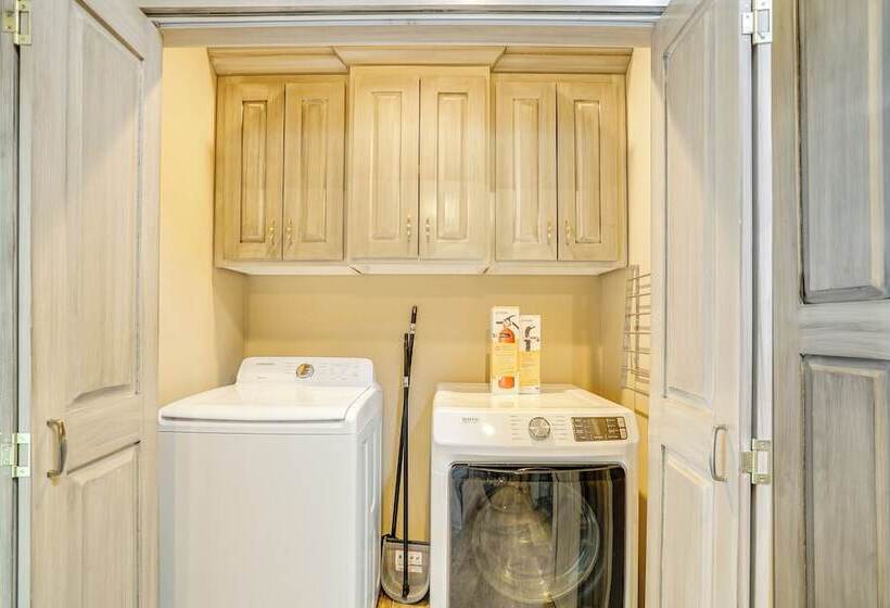 Unique El Paso Home W/ Patio ~ 1 Mi To The Shoppes