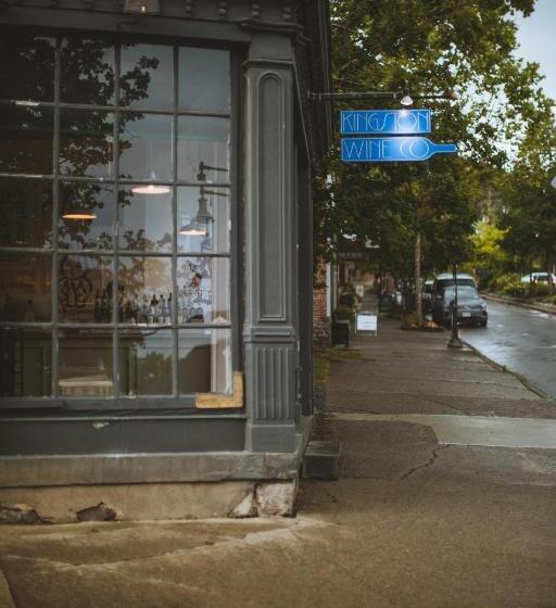 Bed and Breakfast Kingston Carriage House