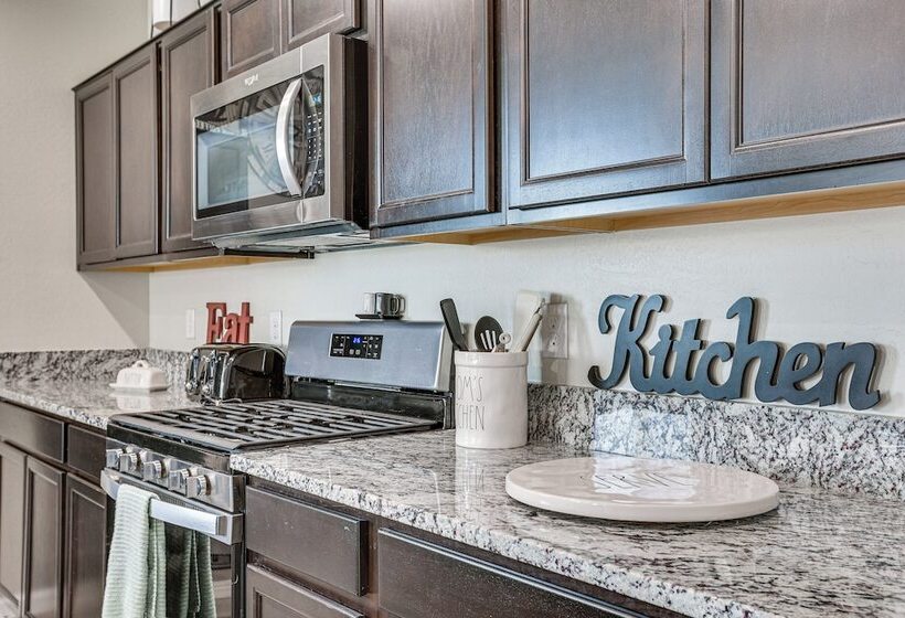 Cozy Buckeye Home W/ Patio & Fire Pit!