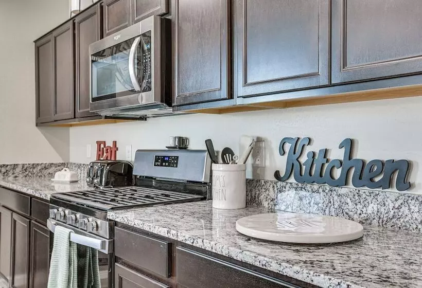 Cozy Buckeye Home W/ Patio & Fire Pit!