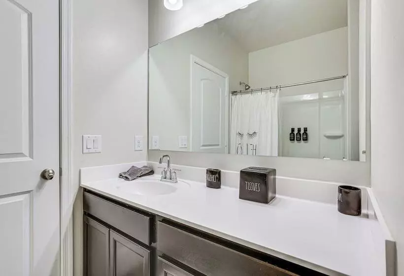 Cozy Buckeye Home W/ Patio & Fire Pit!