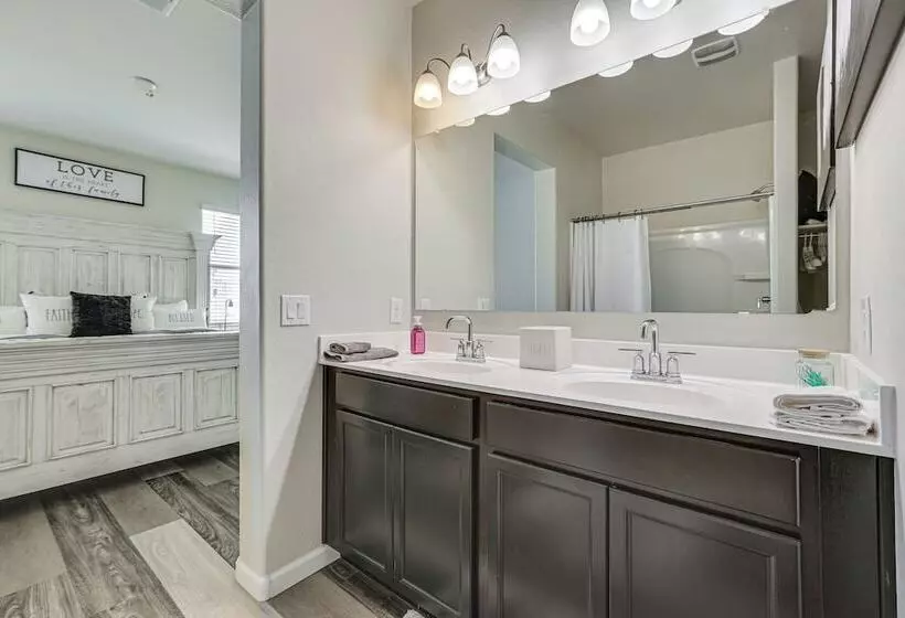 Cozy Buckeye Home W/ Patio & Fire Pit!