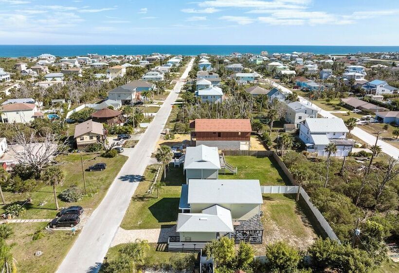Close To Beaches: Palm Coast Home W/ Deck!