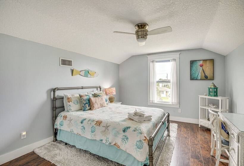 Close To Beaches: Palm Coast Home W/ Deck!