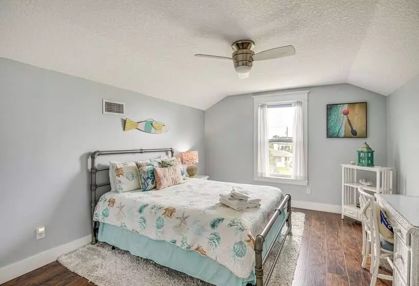 Close To Beaches: Palm Coast Home W/ Deck!