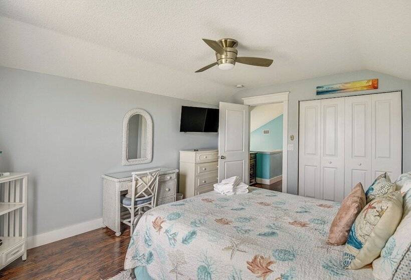 Close To Beaches: Palm Coast Home W/ Deck!