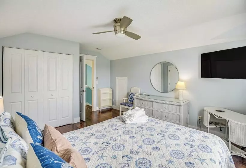 Close To Beaches: Palm Coast Home W/ Deck!