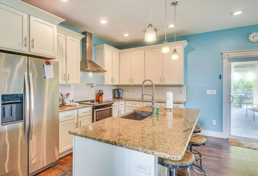 Close To Beaches: Palm Coast Home W/ Deck!