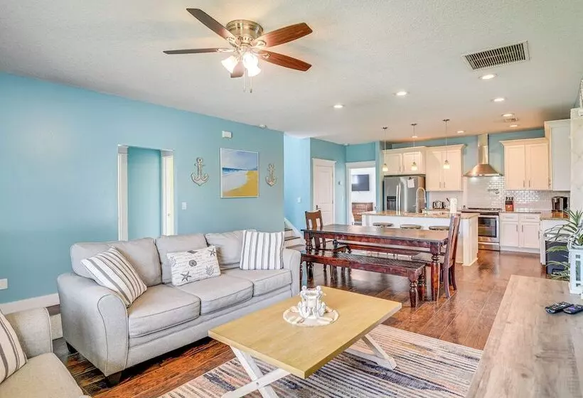 Close To Beaches: Palm Coast Home W/ Deck!