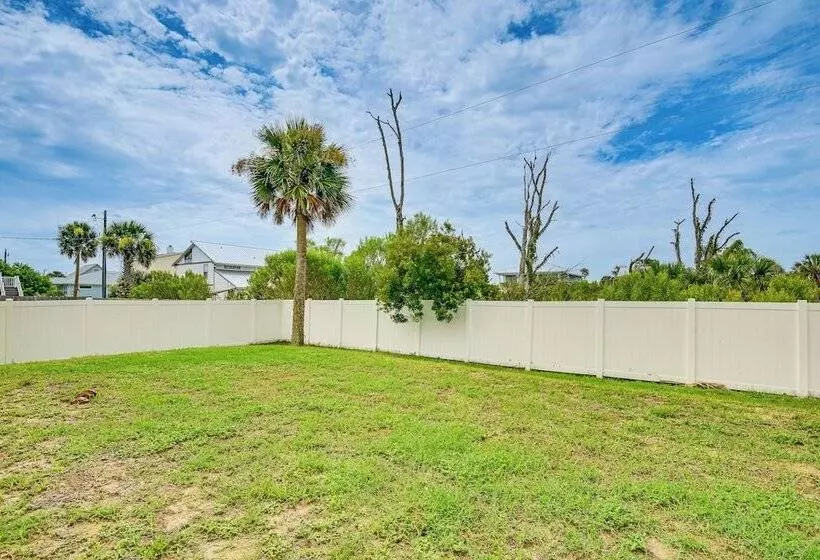 Close To Beaches: Palm Coast Home W/ Deck!