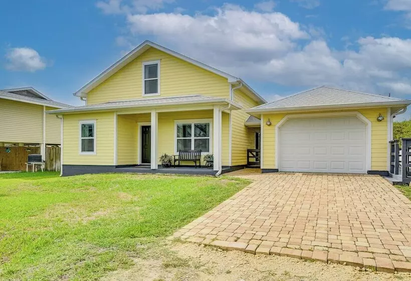 Close To Beaches: Palm Coast Home W/ Deck!