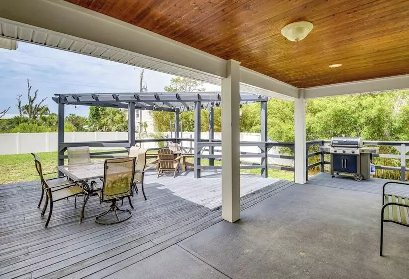 Close To Beaches: Palm Coast Home W/ Deck!
