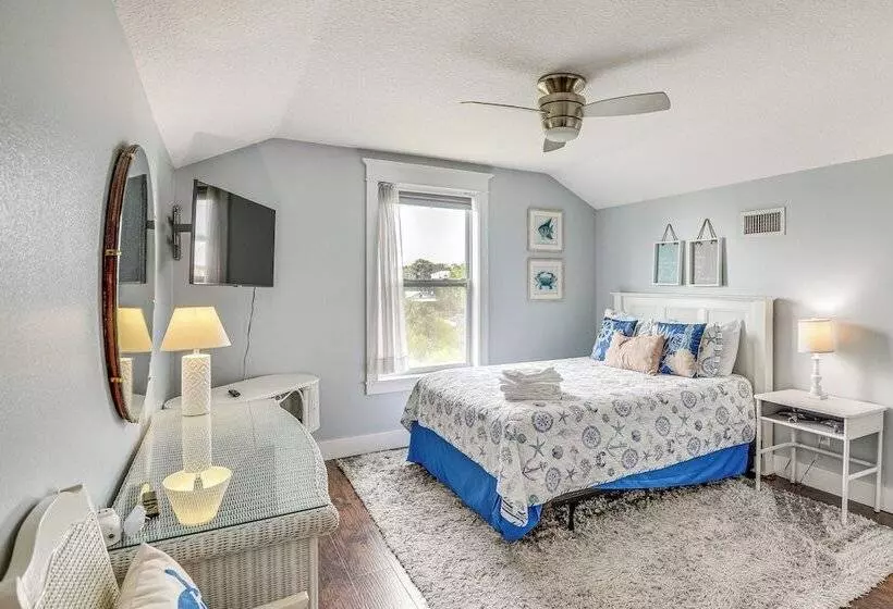 Close To Beaches: Palm Coast Home W/ Deck!