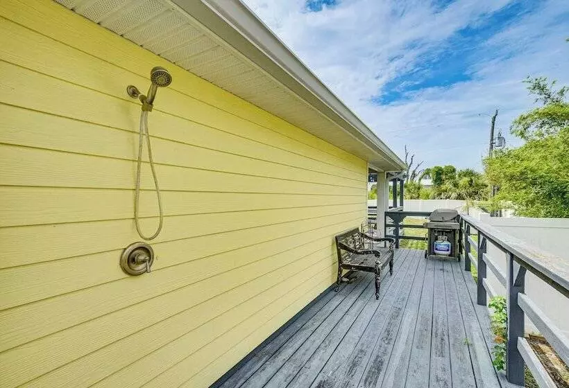 Close To Beaches: Palm Coast Home W/ Deck!