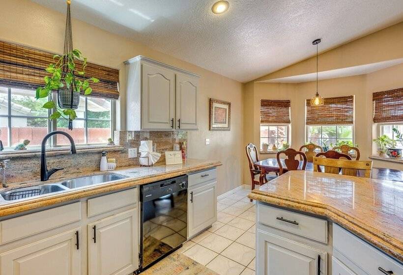 Spacious Mesquite Home ~ 3 Mi To Golf Courses!