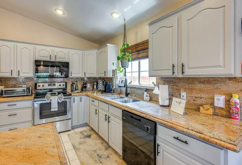 Spacious Mesquite Home ~ 3 Mi To Golf Courses!