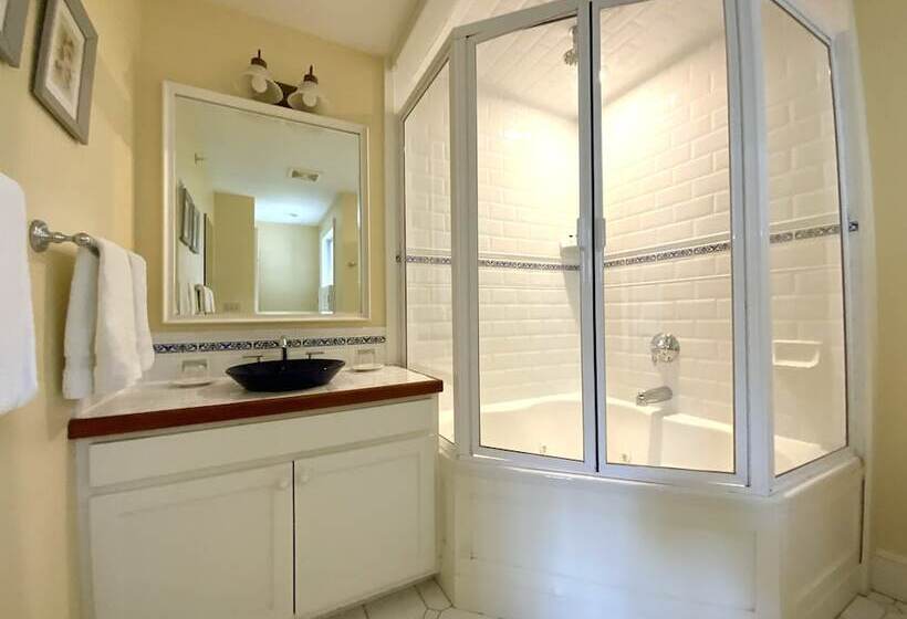 فندق Four Columns Inn