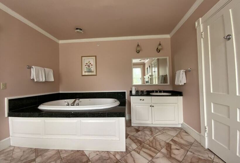 فندق Four Columns Inn