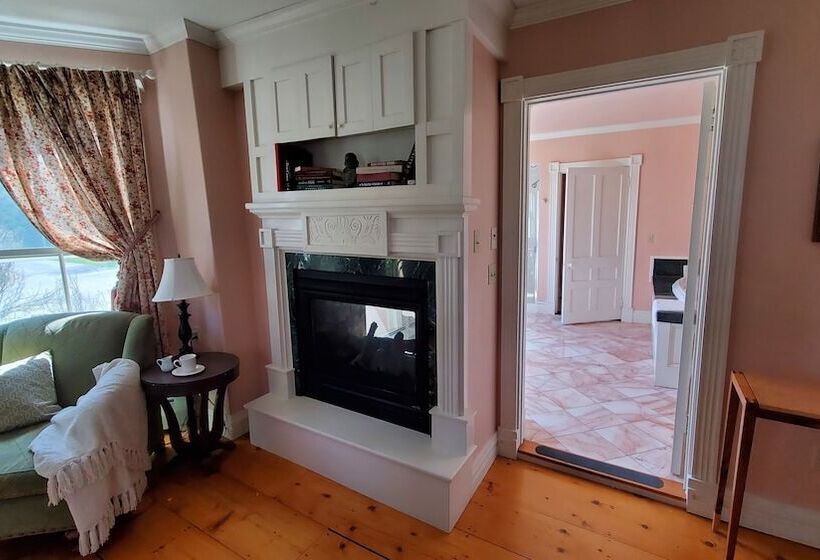 فندق Four Columns Inn