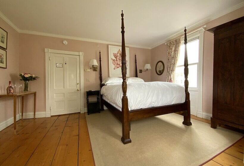 فندق Four Columns Inn